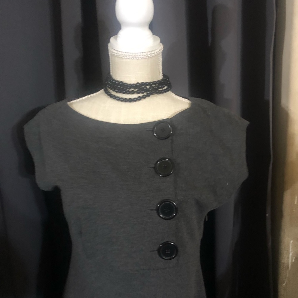 Cute office dress. Petite 37 inches from shoulder to length.
